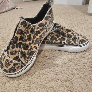 NEW - Girls Cheetah slip on sneakers